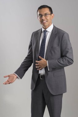 Sanki herkes karşılama el hareketi el ile işadamı