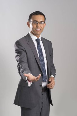 İşadamı eller eller ile sanki herkes davet