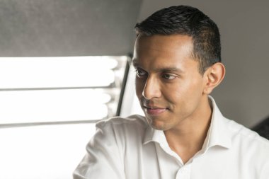 Dış kopya alanı arıyor yakalı Beyaz gömlekli adam