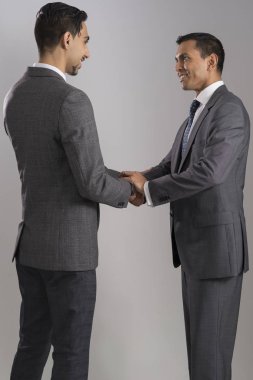 Birbirlerinin el sıkışan iki iş ortakları