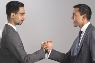 İki iş ortağı sözleşmesinde birbirlerinin ellerini tutarak