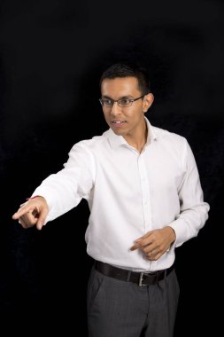 Adam üzerinde siyah adam parmakla iş kıyafetleri