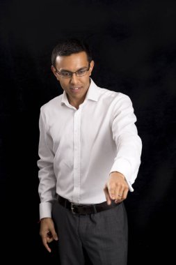 Aşağı siyah Ba parmakla nişan konuşan işadamı