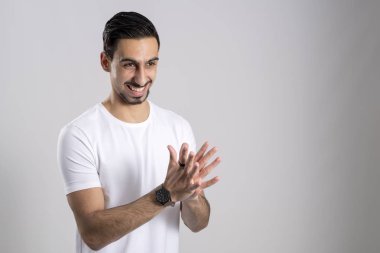 Adam beyaz gömlek mutlu ve alkışlayan eller kopya alanı