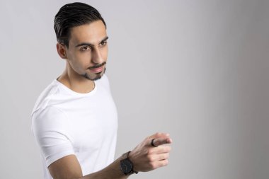 Adam beyaz gömlek parmağında kopya alanı ile işaret