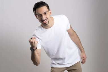 Kutlamada sıkılı yumruk ile Beyaz tişörtlü adam