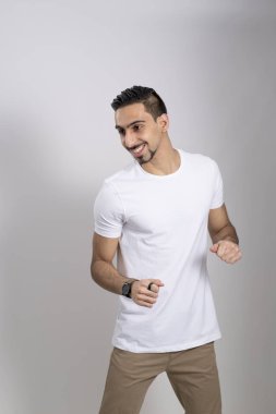 Adam beyaz gömlek ve neşeli bir ruh hali içinde haki pantolon