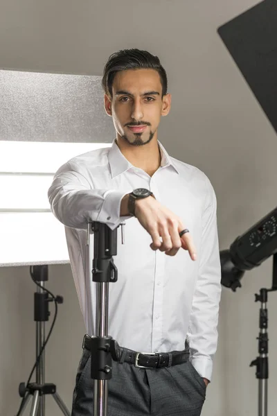 Ritratto di uomo in camicia e pantaloni in studio — Foto Stock