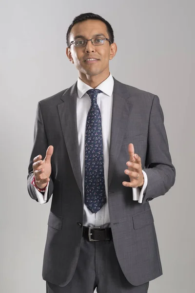 Man dragen jas en stropdas in een gebaar van spreken — Stockfoto