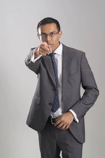 Man in de jas en stropdas staren en direct een vinger — Stockfoto