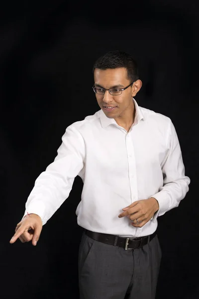 Man in Office gewaad vinger naar beneden op zwarte achtergrond — Stockfoto