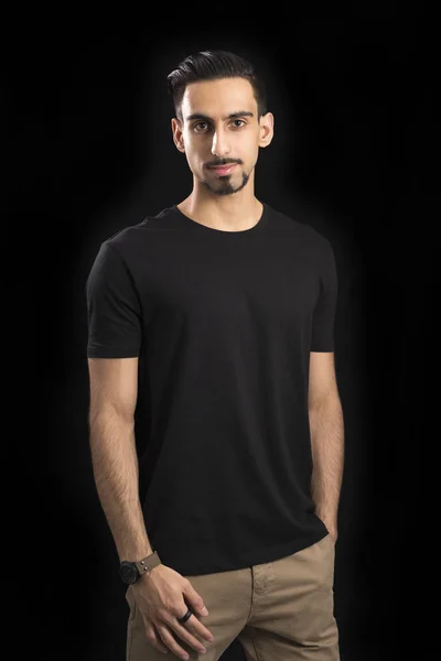 Bebaarde jongeman in Casual kleding op zwarte achtergrond — Stockfoto