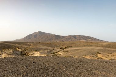 Montana Roja uzak görünümünü, Lanzarote genelinde Los Ajaches doğa rezerv