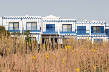 Ön planda kırmızı sıcak poker oyunları ile tatil evleri