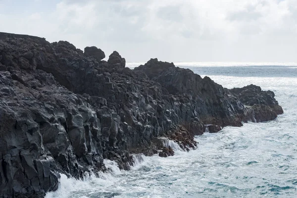 Weergave van de rotsformatie en zee met golven — Stockfoto