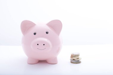 Bir piggbank yanında sikke yığını görünümünü başı