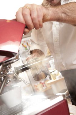 Barista dumanı tüten kahve makinesinin çalışma