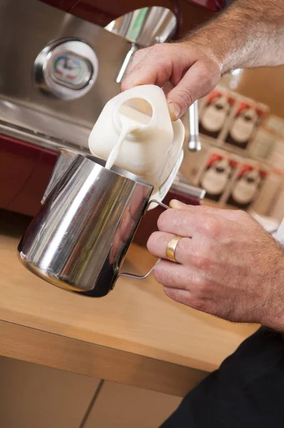 Verter crema en una jarra de acero — Foto de Stock