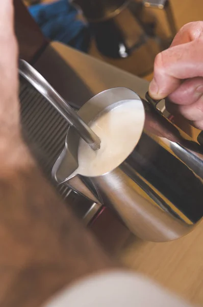 Leche en jarra de acero espumosa con una varita de vapor — Foto de Stock