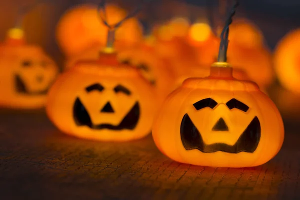 Gros plan des lanternes électriques lumineuses d'Halloween — Photo