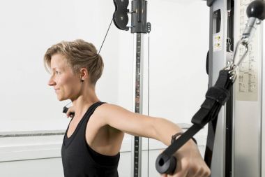 Uygun Bayan bir kablo makine çalışma dışarı yan görünüm