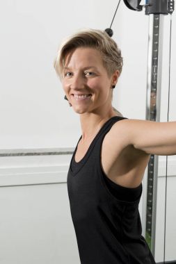 Kısa saçlı genç kadın bir kablo makara makine