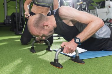 Adam bir spor salonunda şınav gerçekleştirme