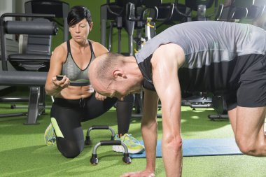 Spor hocası tutar süre içinde jimnastik salonu olarak adam egzersizleri