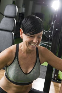 Spor salonunda formda ve kas Pixie saçlı esmer