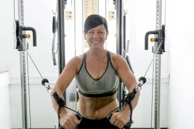 Kablo makine zinde ve kaslı kadın çalışma Out