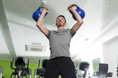 Spor salonunda iki Ireland ile çalışma dışarı adam