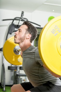 Halter ağız kavgası spor salonunda gerçekleştirme omuzlarında adamla