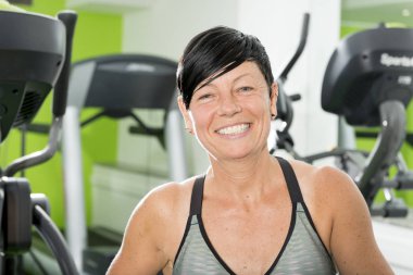 Spor salonunda Pixie saçlı atletik esmer portresi