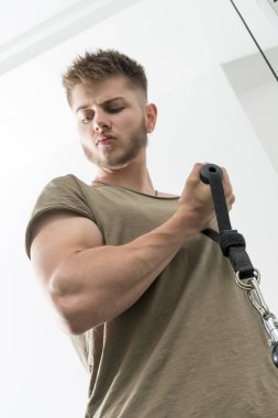 Adam pazı bukleler kablo makine ile gerçekleştirilirken dik dik bakıyor.