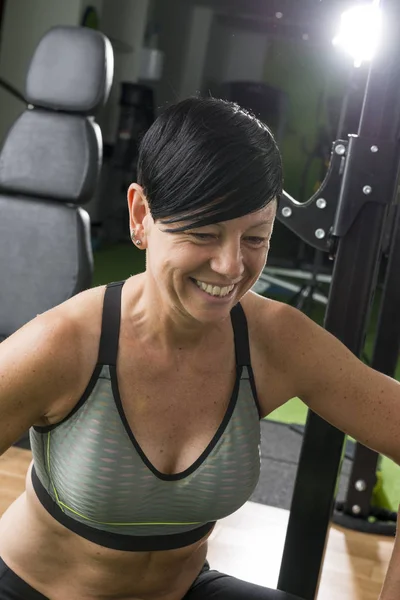 Spor salonunda formda ve kas Pixie saçlı esmer