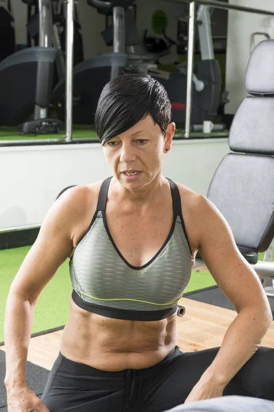 İçinde jimnastik salonu kas Pixie saçlı esmer Fitness Eğitmeni