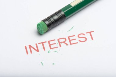 Kelime 'Çıkar' aşınmış kurşun kalem Silgisi ve talaşı ile