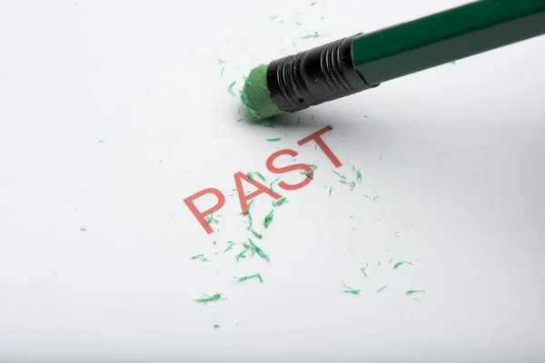 Kalem kağıt üzerinde 'Geçmiş' sözcüğü silme — Stok fotoğraf