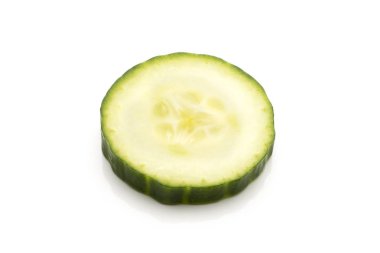 Beyaz arka plan üzerinde izole salatalık dilim