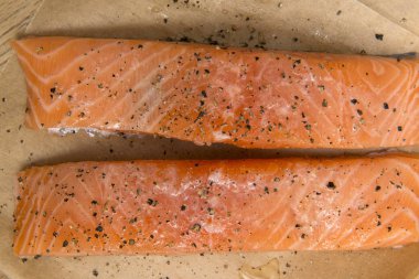 Pişmemiş terbiyeli somon fileto