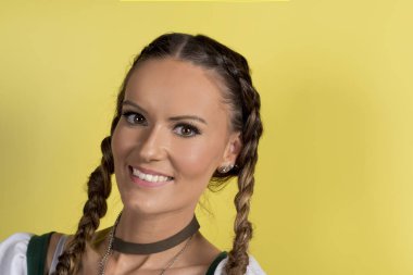 Güzel kız örgü kopya alanı Sarı zemin üzerine