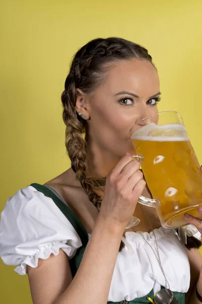 Meisje dragen Dirndl bier drinken uit een enorme Crystal mok — Stockfoto