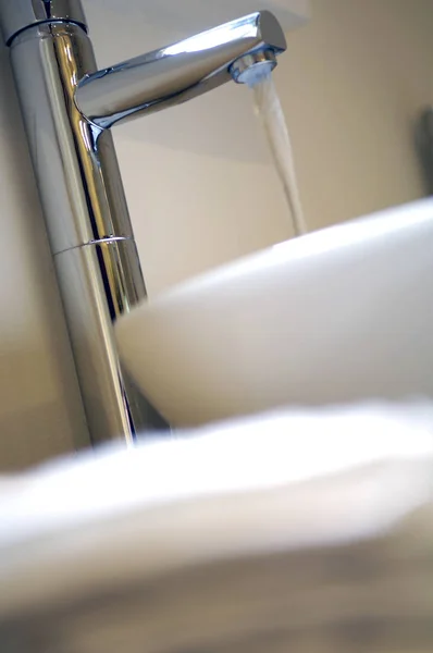 Протекание воды из современного крана туалета — стоковое фото