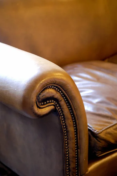 Accoudoir orné d'un canapé vintage en cuir — Photo