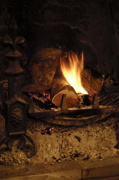 Ateşe odun yanan bir şömine — Stok fotoğraf