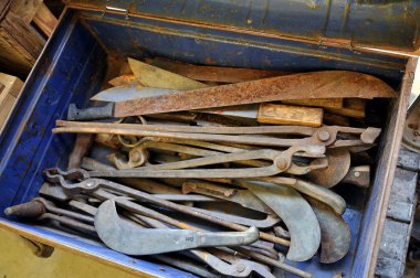 Rusty bıçaklar ve mavi bir paslı araç kutusundaki diğer araçları