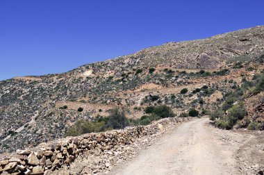 Toprak yol mavi gökyüzü altında Dağ Manzaralı