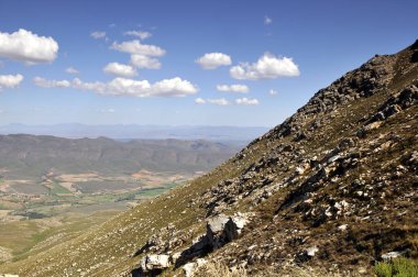 Arka planda Vadi Manzaralı dağ yamacı