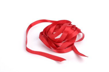 Beyaz arkaplanda kırmızı saten kurdele izole edildi