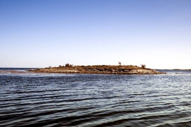 Adanın ortasında mavi deniz berrak mavi gökyüzünün altında